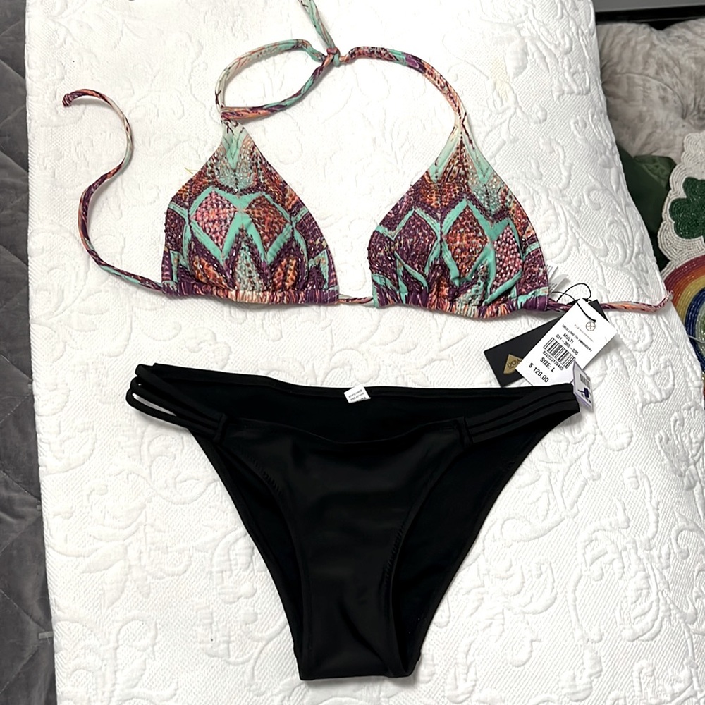 VIX Paula Herman swimsuit bikini top
(NWT) Cute and luxurious.